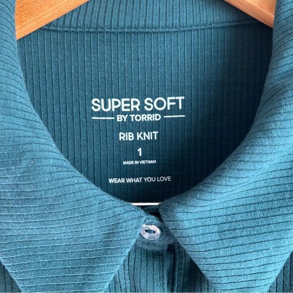 NWT Torrid | Fitted Super Soft Rib V-Neck Collared Button-Up Crop Tank - Picture 5 of 8